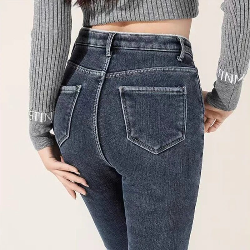 [COMPRE 1 LEVE 2] Calça Jeans Peluciada BelleConfort (Super Confortável e Versátil) + BRINDE Especial